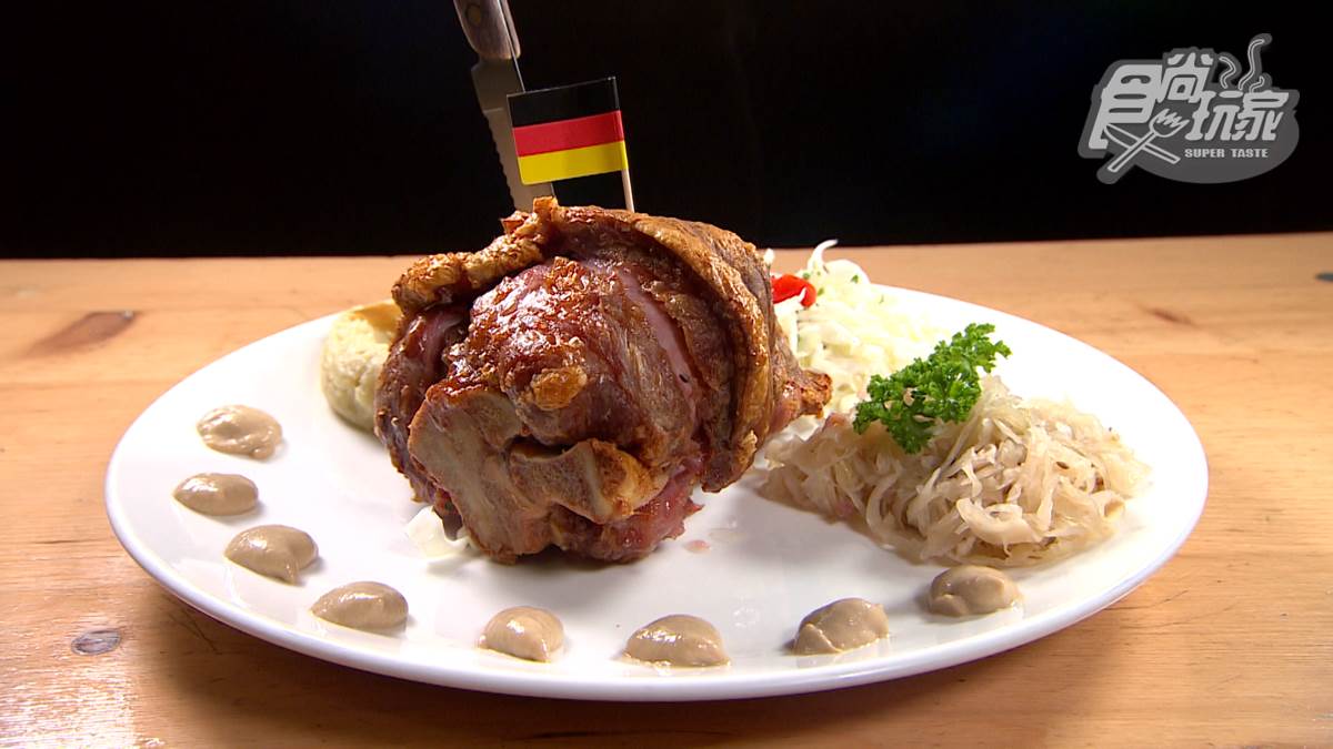 「道地巴伐利亞傳統烤豬腳」外皮很脆，肉質很嫩，被譽為是台北最強豬腳。