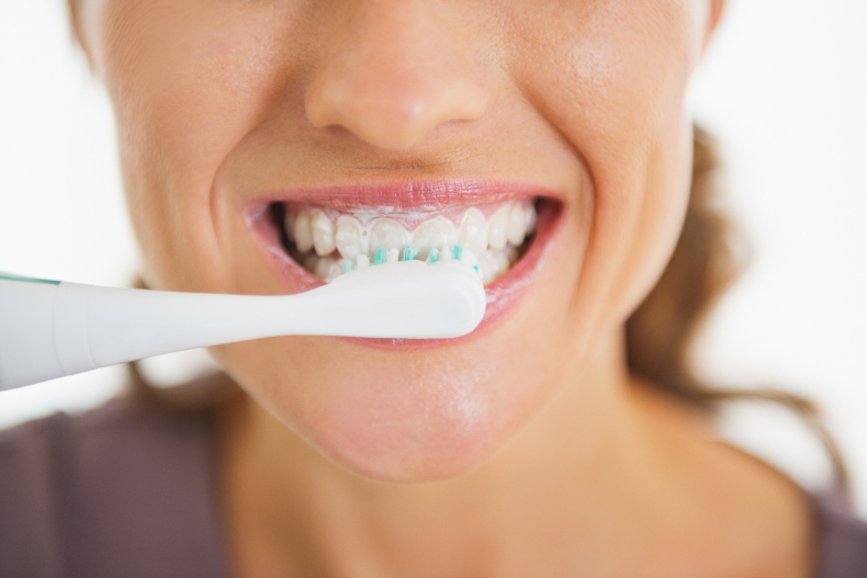 99％的人都刷錯了！牙科醫師曝光刷牙的5大「NG行為」：飯後千萬別急著刷牙