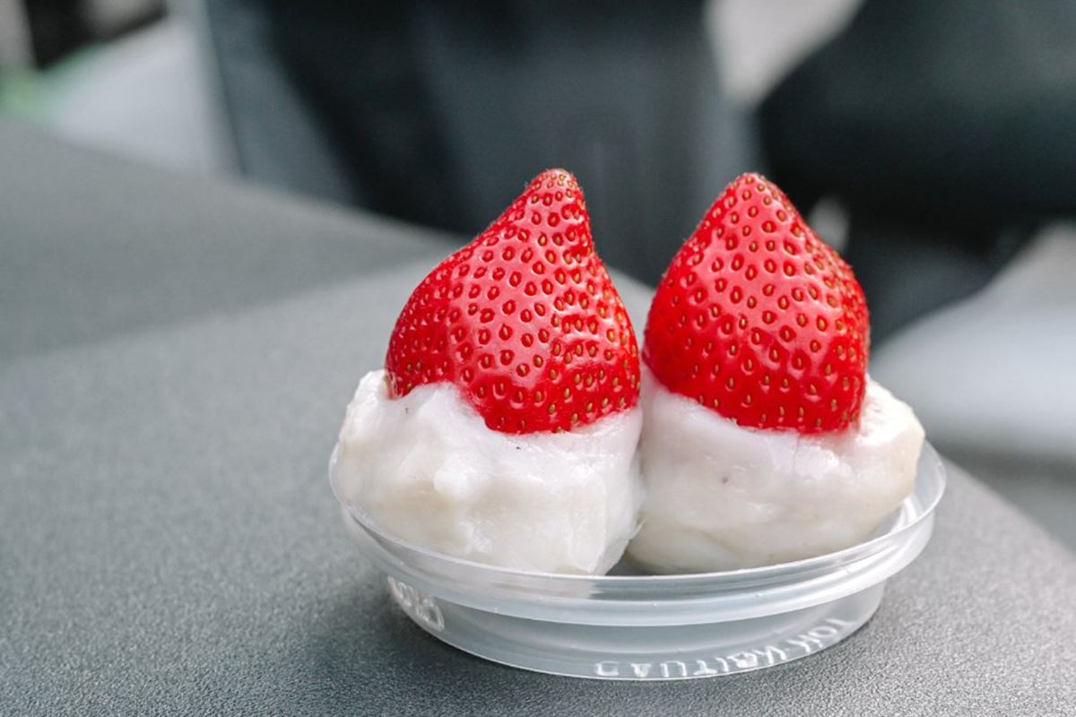 每年就等這一波！遼寧夜市「草莓大福」冬季限定開賣，15元起便宜開吃