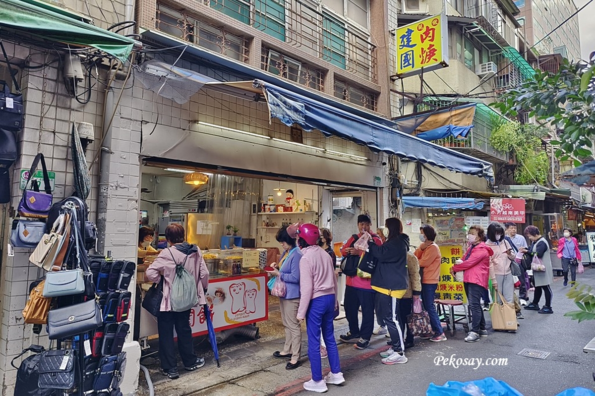 台北最狂排隊潤餅！市場小攤紅到日本、在地人也愛，配料塞好塞滿無縫隙