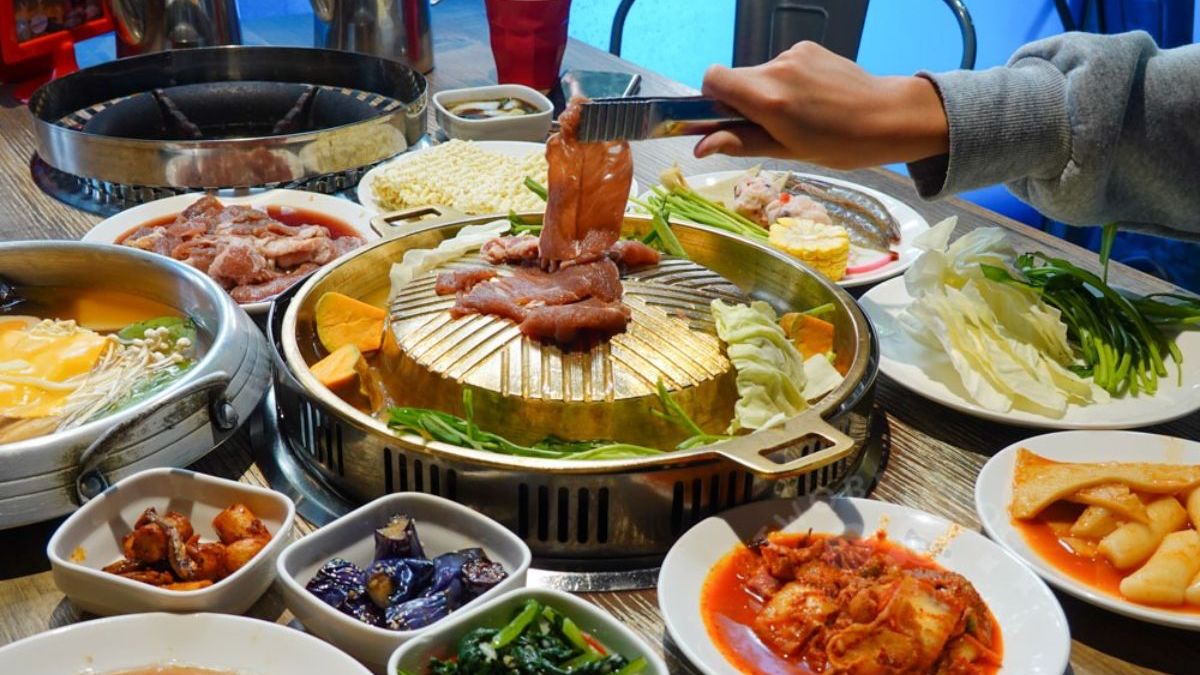 「阿豬嘻烤肉村」主打韓式銅板烤肉＋部隊鍋吃到飽。（圖片來源：1個媽咪2個寶）