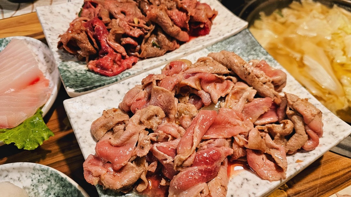 炒到半熟的肉會先夾出，慢慢的裝在盤子上。（圖片來源：Yuki‘s Life）