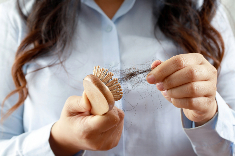 冬季女性最容易掉髮！盤點6大食物有效改善女性脫髮：不洗頭也會增加落髮風險