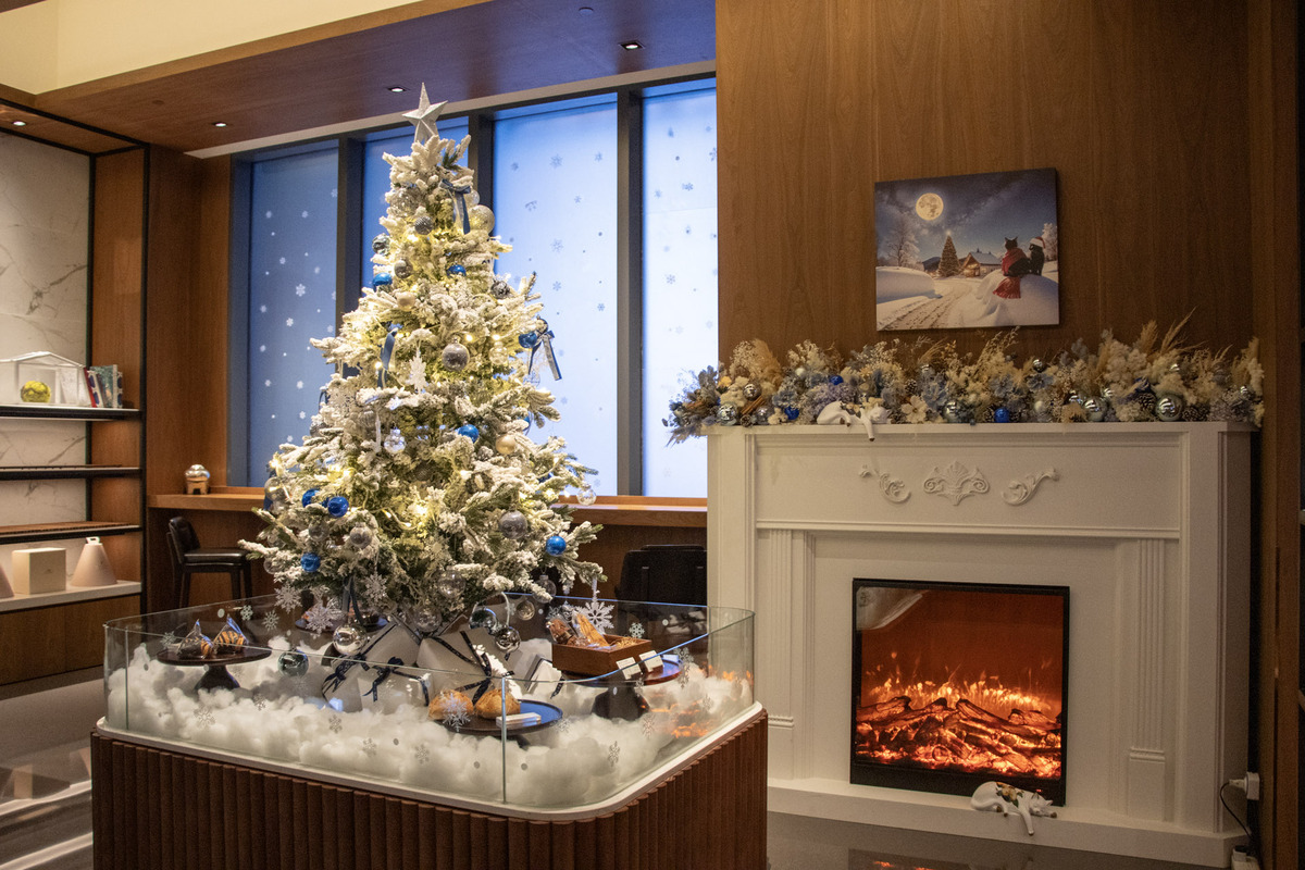８公尺「棉花糖聖誕樹」降臨高雄！整座酒店變身飄雪耶誕城，還不揪人拍爆