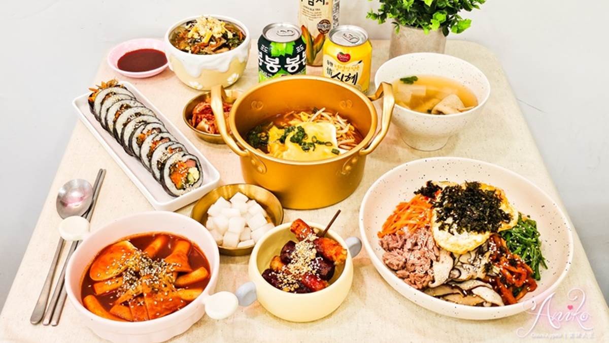 「莎朗飯捲사랑김밥」推出許多道地的韓國小吃。（圖片來源：艾妮可美味人生）