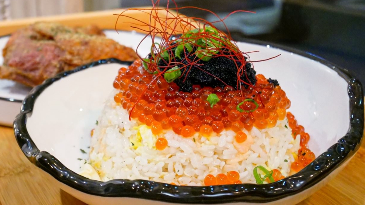「隱藏版鮭魚炒飯2.0」上面鋪了滿滿的黃金鮭魚卵及魚子醬。（圖片來源：晏世旅攝）