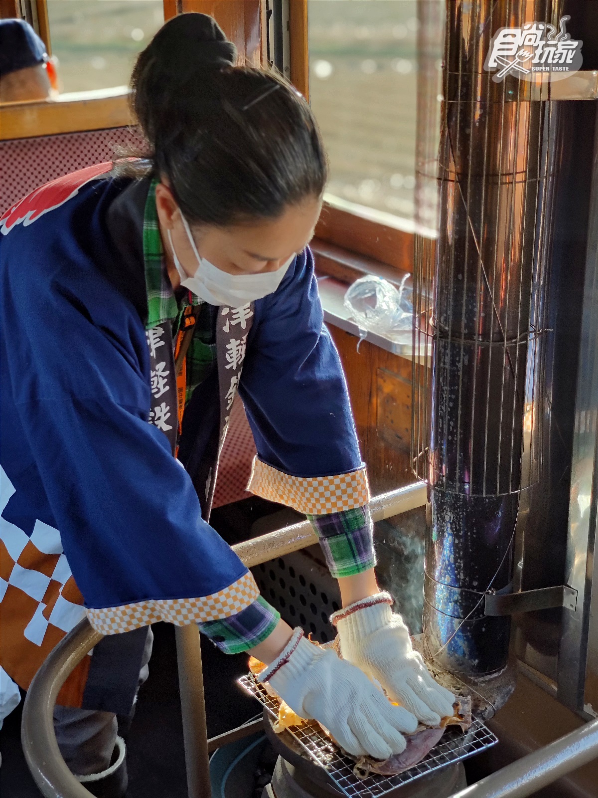 一年只開４個月！日本冬季限定「烤魷魚列車」，秒飛昭和時代還可喝清酒