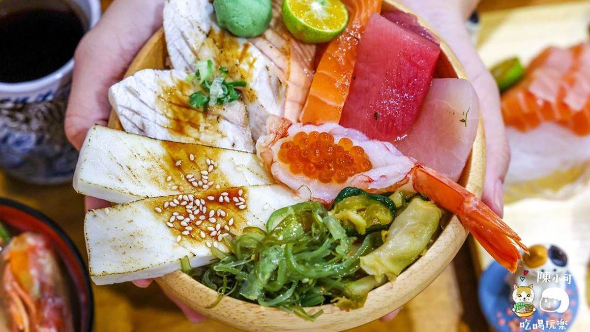 「老本壽司生魚片」提供多種現流生魚片、握壽司、丼飯、烤物等日式料理。（圖片來源：陳小可的吃喝玩樂）
