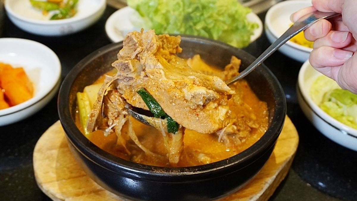 「馬鈴薯排骨湯」完美復刻韓國在地的味道。（圖片來源：PEKO の Simple Life）