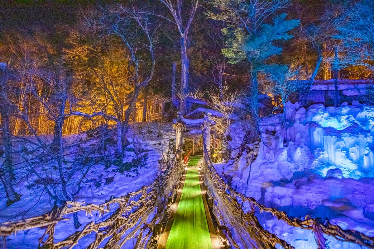 置身神祕銀白世界！350年「史詩級溫泉祕境」藏這，夜晚點燈賞雪景超夢幻