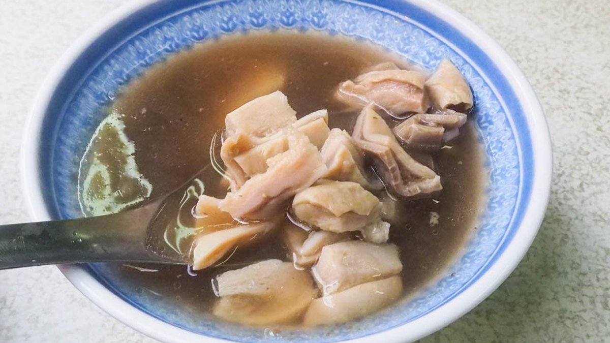 夜市這家「永芳亭肉粽」以獨門祕方中藥材熬煮的「黑色四神湯」聞名。（圖片來源：霸子。食樂拼圖）