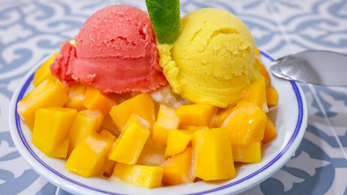 「超級芒果爽」以新鮮芒果加上芒果綿綿冰，中間尬１個檸檬片。（圖片來源：陳小可的吃喝玩樂）