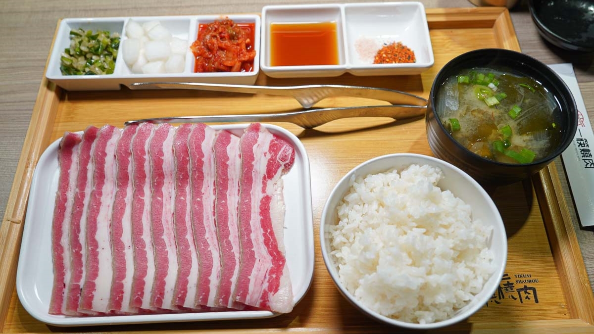 「特選牛五花套餐」會附上蔥鹽、醃蘿蔔、韓式泡菜跟味噌湯。（圖片來源：跳躍的宅男）