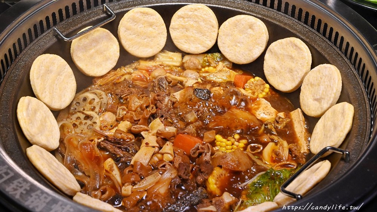 「五穀豐登套餐」可以任選２種肉品來搭配，湯頭有原味、東北跟麻辣口味。（圖片來源：糖糖's 享食生活）