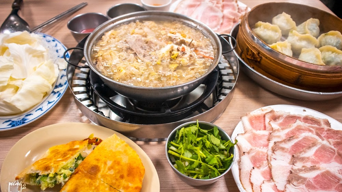 「小鍋套餐」包含鍋底、肉片２份、青菜粉絲盤１份。（圖片來源：妮喃小語）