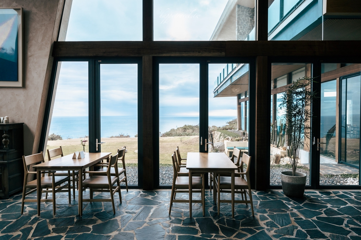 【新開店】全台最美海景餐廳在這！藏山崖如世外桃源，拍美照必搶角落沙發區