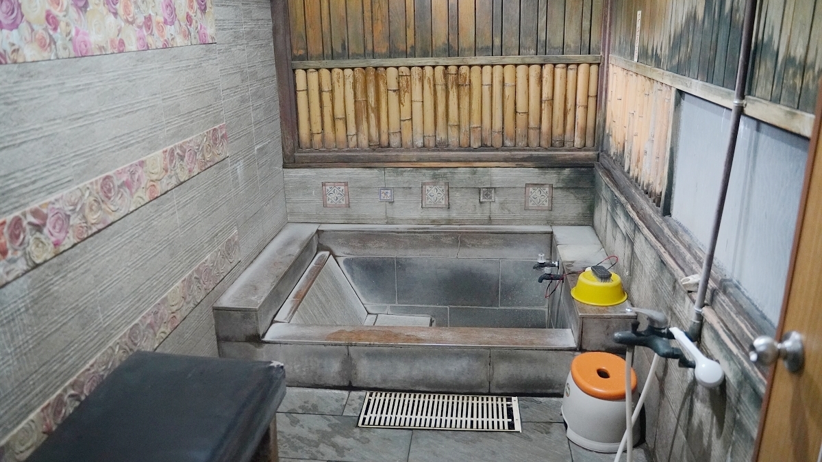 湯屋空間滿大的，還有可以休息的軟墊，也有沖洗區可以沖澡。（圖片來源：東蛙池塘）
