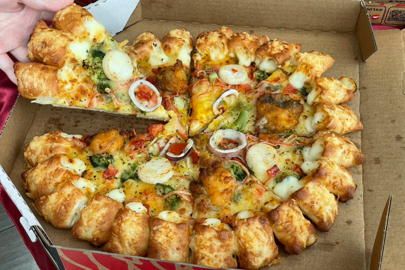 達美樂「火山披薩」真的有起司岩漿爆發！必勝客披薩、肯德基買一送一