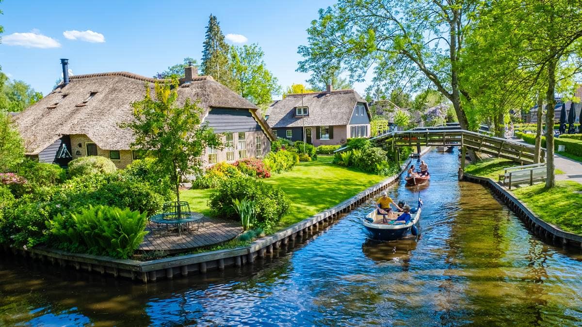 有錢人都住這！世界「最美綠色小鎮」１日遊攻略，遊船＋繪本風小屋不來後悔