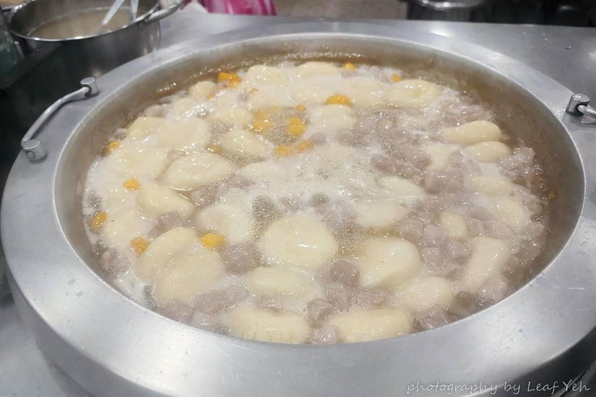 老台北人最愛！70年「古早味米糕粥」飄香華西街，燒麻糬沾爆花生粉太欠吃