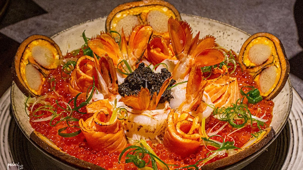 炙燒燻鮭圈搭配幾乎溢出的鮭魚卵，每口都覺得奢侈。（圖片來源：妮喃小語）