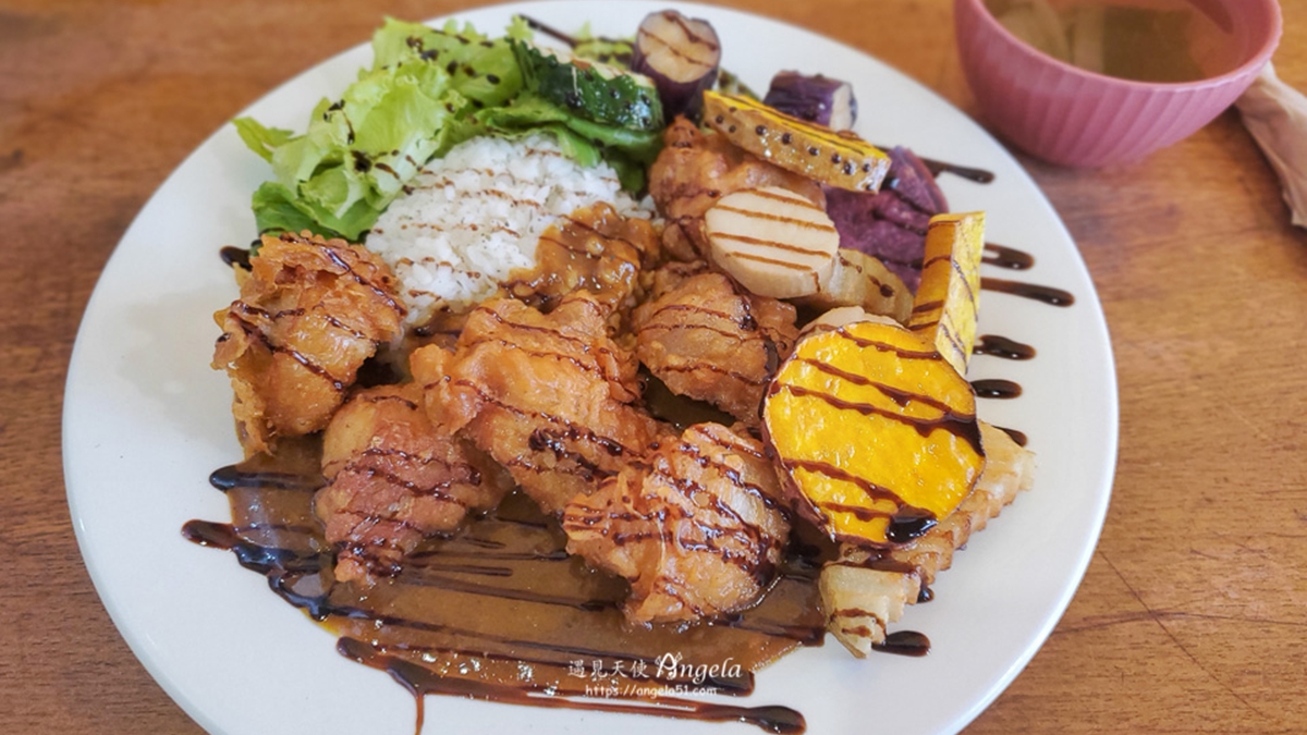 「雞塊咖哩飯」這滿滿一盤快要溢出來的日式咖哩真的太誘人了。（圖片來源：遇見天使Angela）