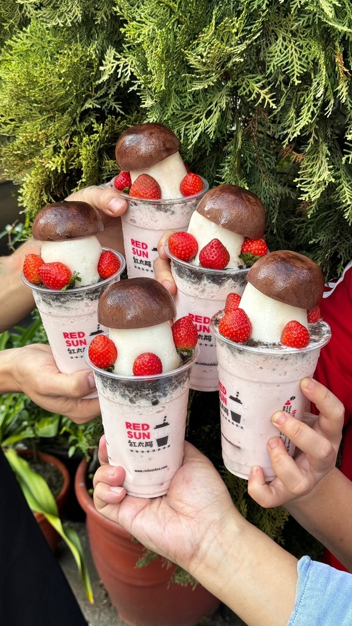 超巨大「草莓菇菇」秒想歪！全台獨家「香菇造型奶凍＋草莓冰沙」網笑翻