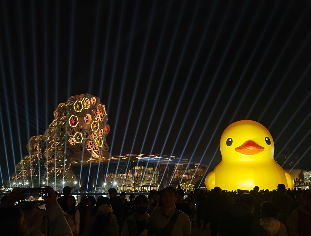 「黃色小鴨」一次來２隻！2024高雄燈會５亮點：倒頭栽鴨鴨、遊樂設施免費玩