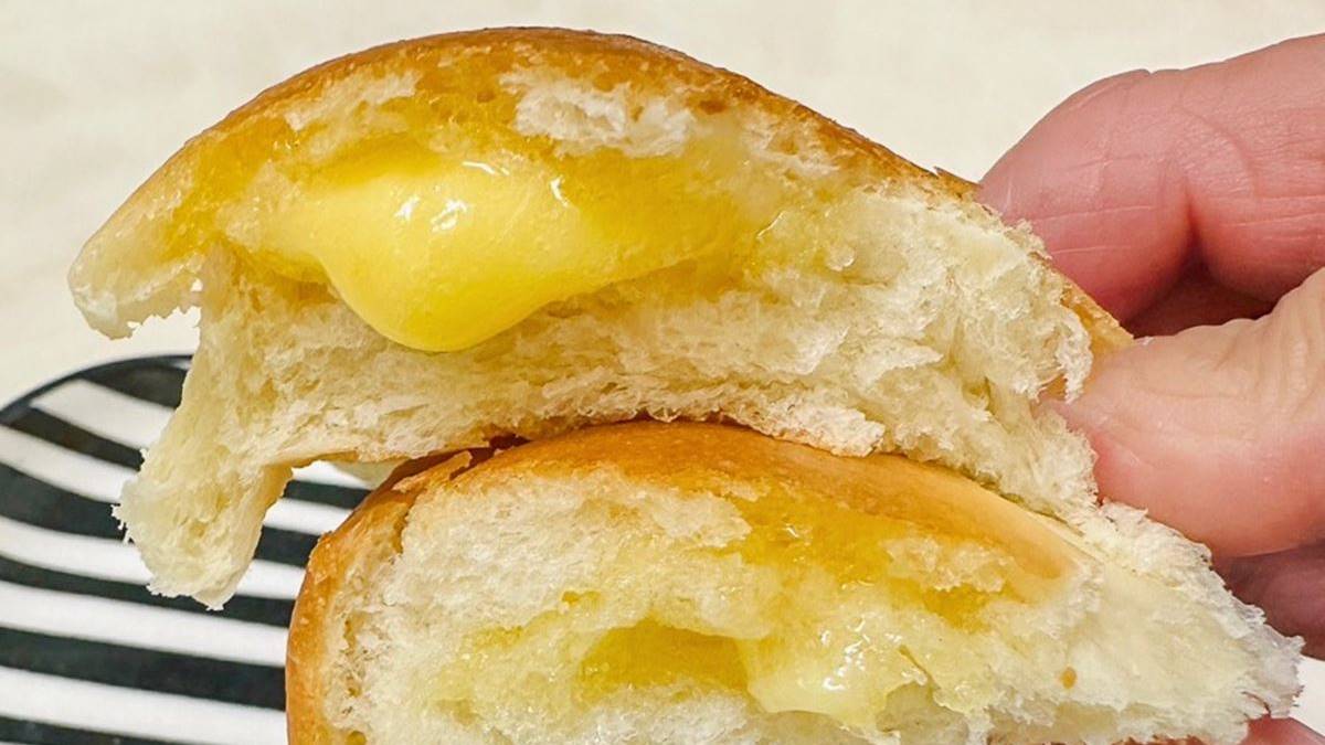 建議可以加熱享用，讓鹹奶油沾濕麵包，吃起來更滑順美味！（圖片來源：跟著尼力吃喝玩樂）