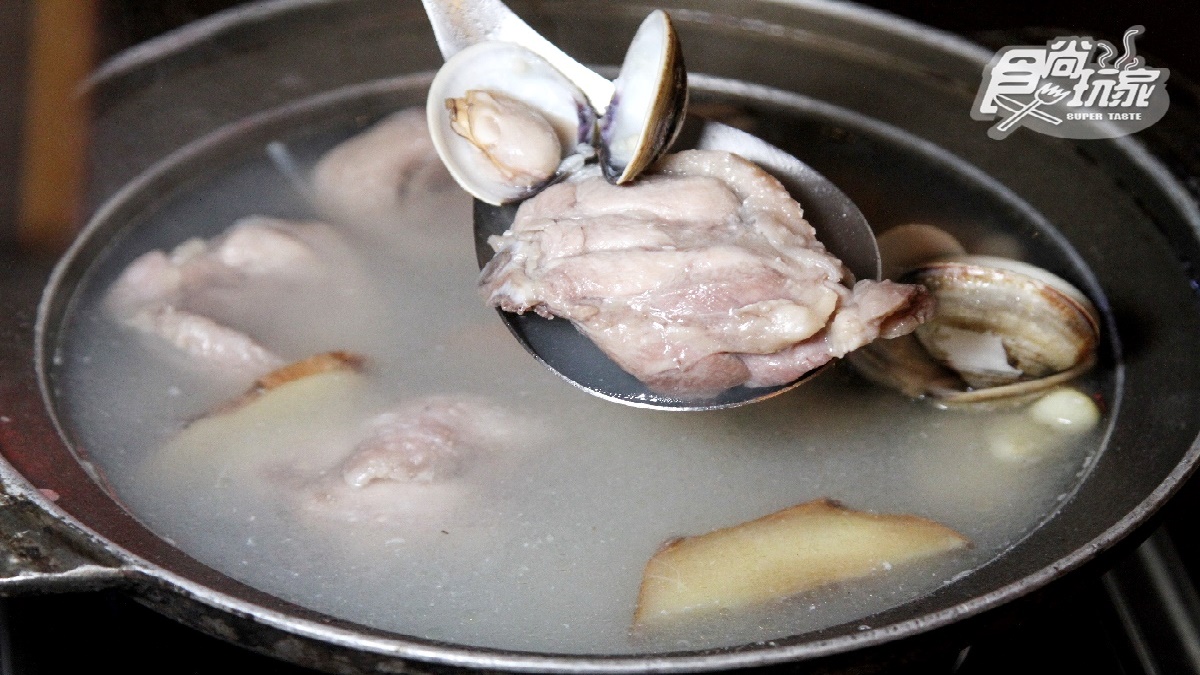蒜頭蛤仔雞湯選用桂丁雞。