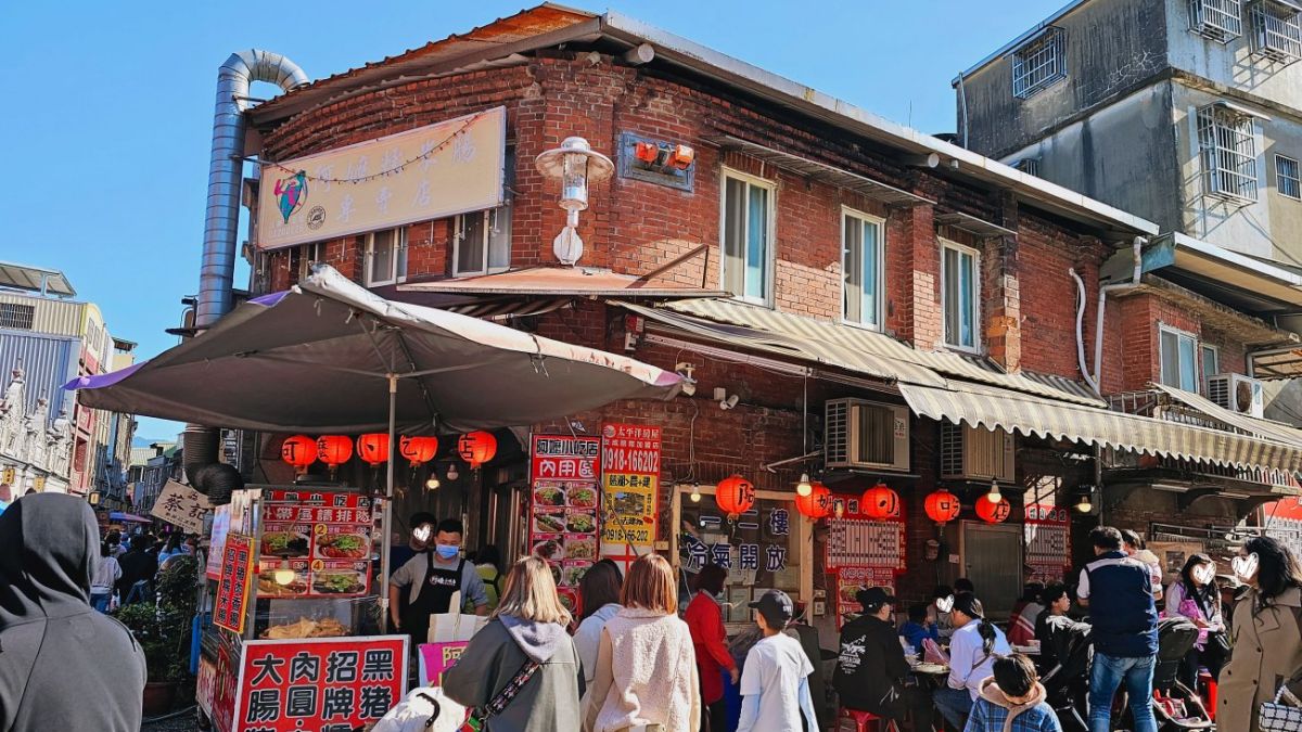 「大溪老街」除了保留早期的紅磚建築，沿途也有數不完的美食可嘗。（圖片來源：Yuki's Life）