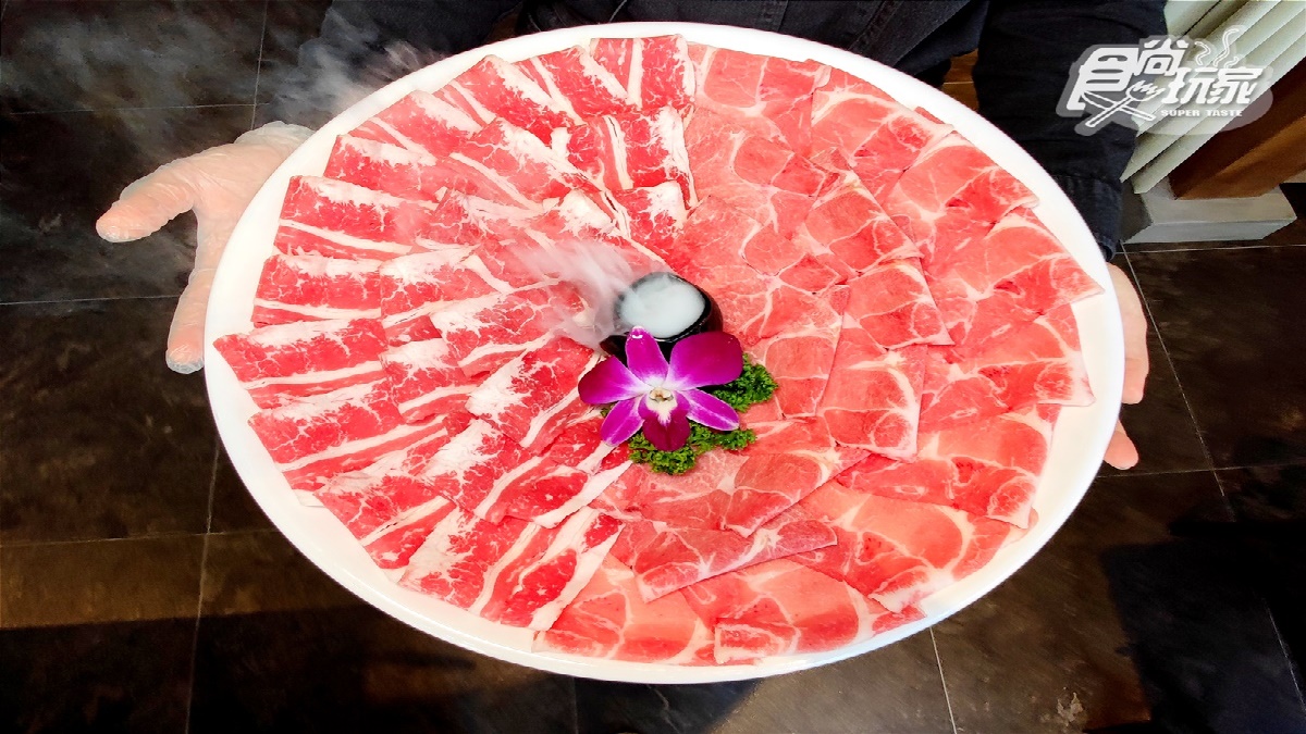 多達20盎司的暴龍級肉盤是肉控最愛。