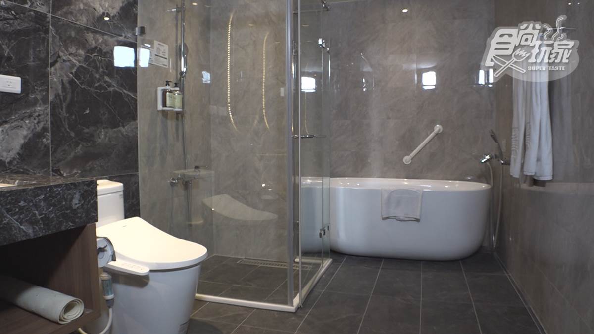大理石的衛浴空間讓人感到相當奢華。