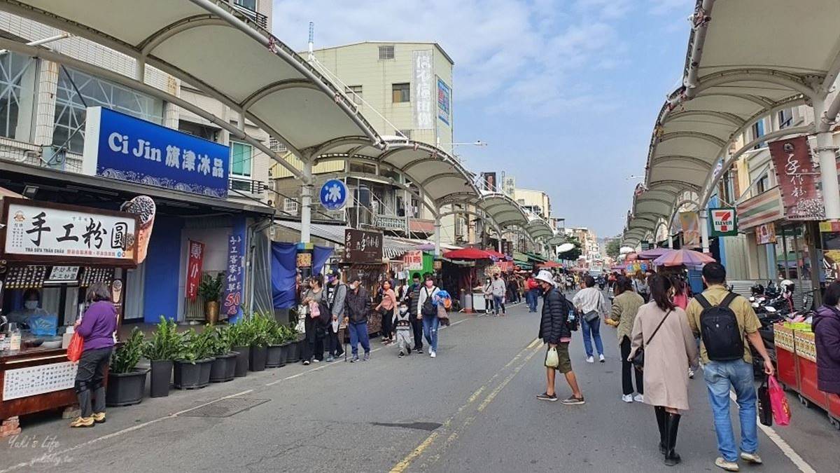 靠海的「旗津老街」兩側多以海鮮美食、熱炒餐廳為主。（圖片來源：Yuki's Life）