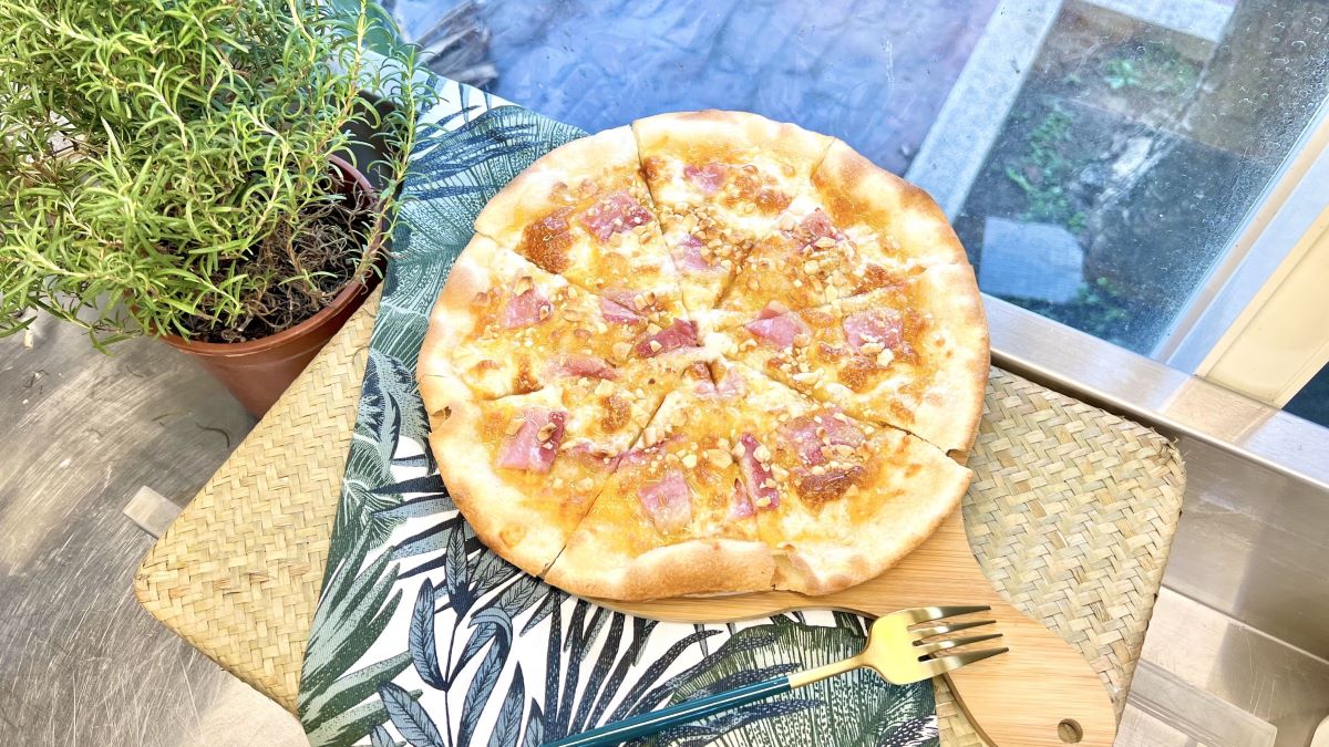 「天然酵母窯烤披薩」飄香美味。（圖片來源：書帶蕨）