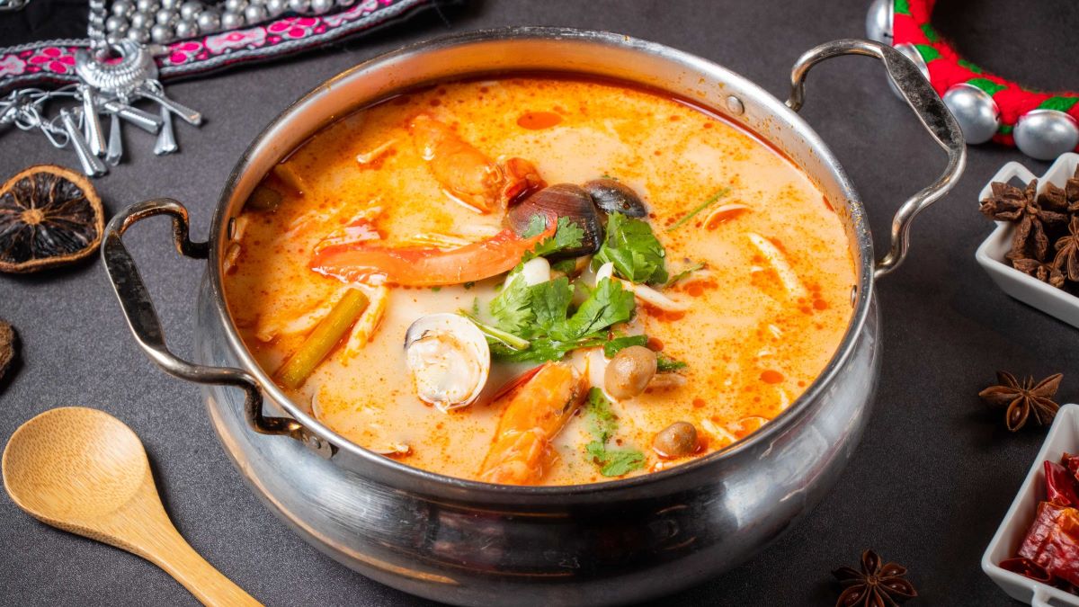「傣式酸辣湯」加入海鮮料，吃起來酸辣夠味。（圖片來源：七彩雲南金陵店）