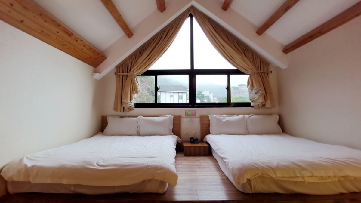 ２張２人床呈現完美對稱美學。（圖片來源：西莉亞玩樂人生）