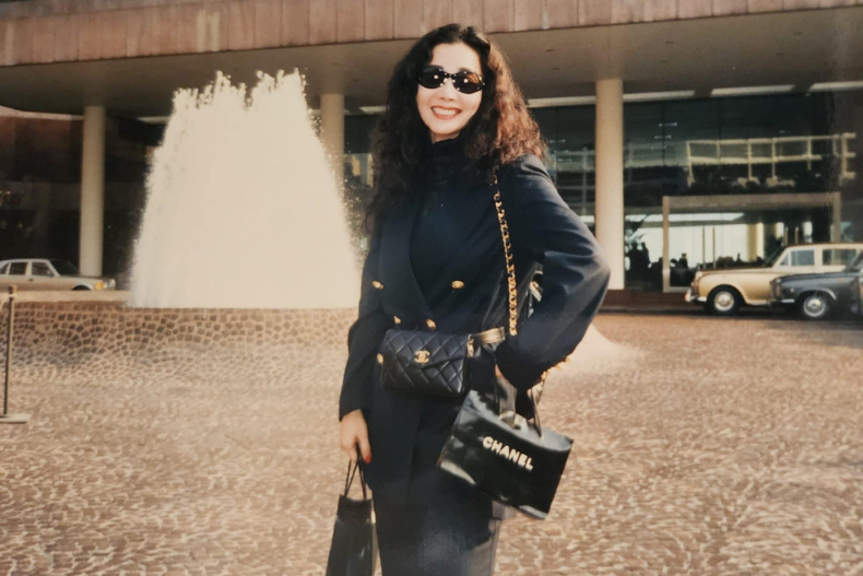 陳美鳳20年前「香奈兒穿搭」超時髦！小香包包一次背兩咖，李明川：是不是該辦個展覽？