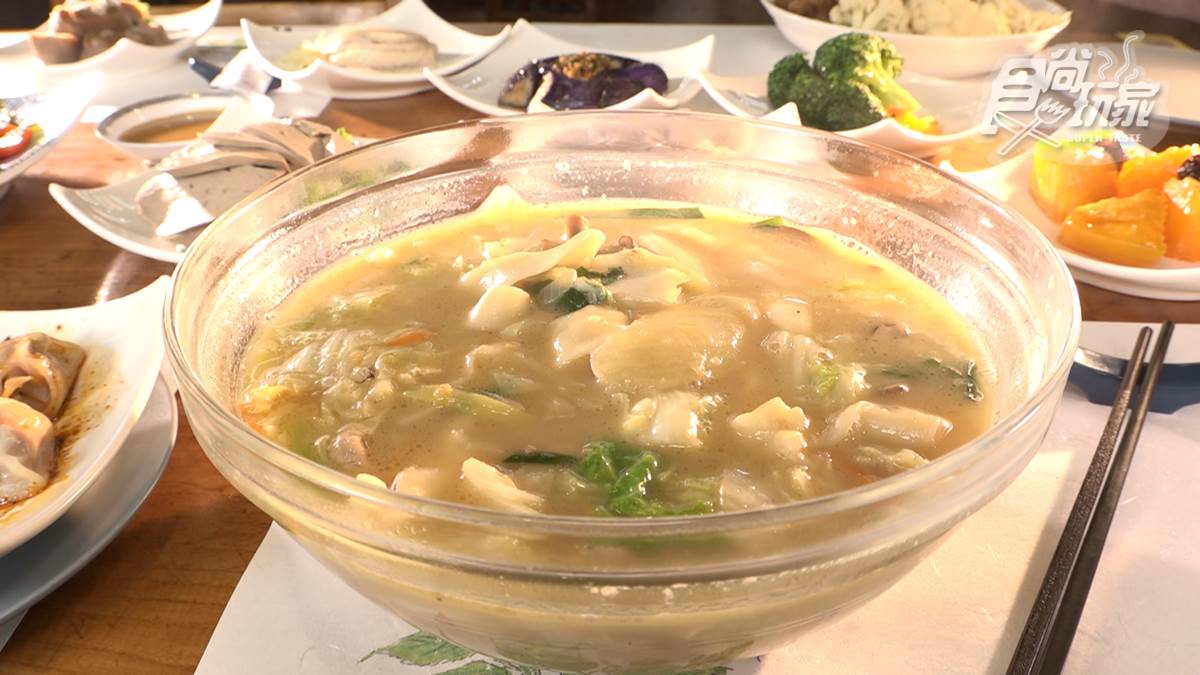 「家常熗鍋麵」的麵條吸飽湯汁的精華很夠味，是推薦必點。