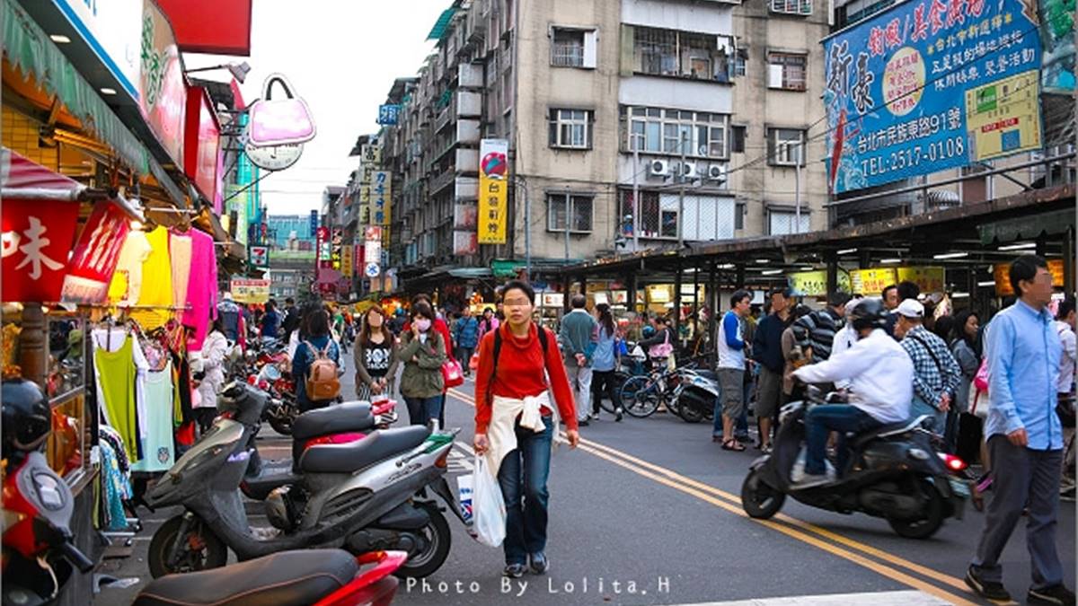 內湖737巷是台北著名的美食一條街，早上是菜市場，夜晚則搖身一變為夜市。（圖片來源：蹦啾♥謝蘿莉）