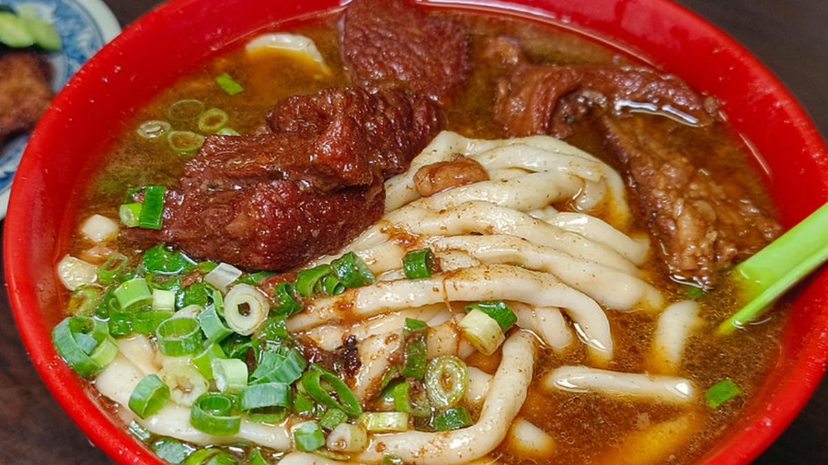「牛肉拉麵」湯頭是滷了很久的牛肉湯，每口都喝得到鮮香。（圖片來源：鄉民食堂）