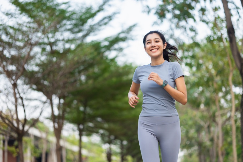 「超慢跑」是什麼？日本醫生都大推的新運動趨勢，不傷膝蓋、跑越慢瘦越多！