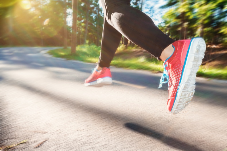 「超慢跑」是什麼？日本醫生都大推的新運動趨勢，不傷膝蓋、跑越慢瘦越多！