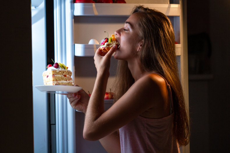 醫揭養出不健康又易胖體質的行為是：睡前吃宵夜？睡前餓肚子？