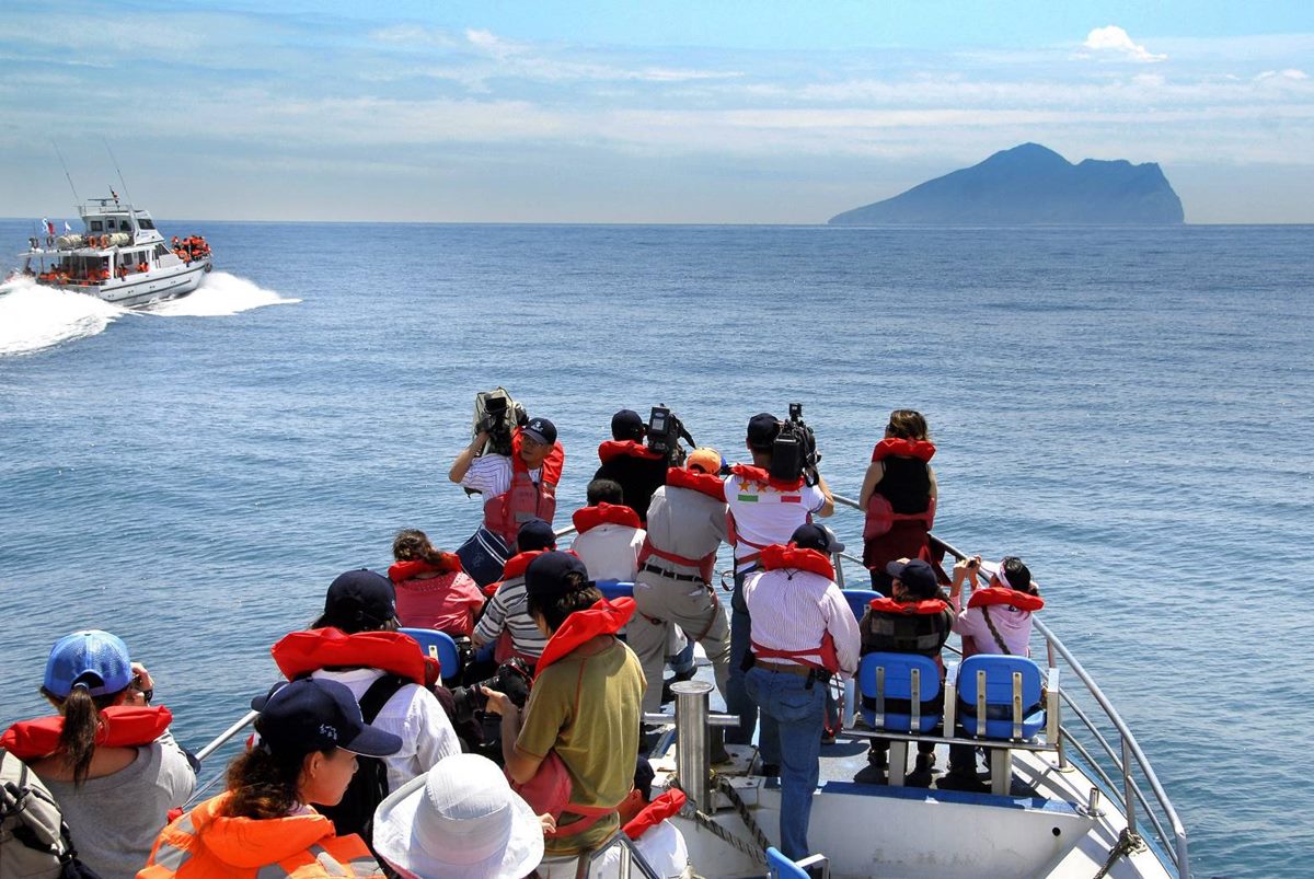 全球最酷「龜山島」限時開放！看完登島須知快搶訂，搭船賞鯨＋打卡牛奶湖