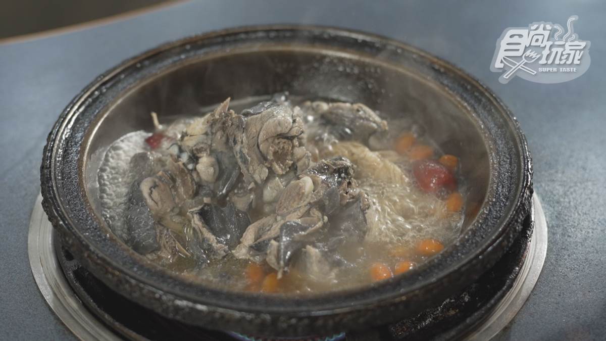 「燒酒雞」湯頭很濃郁，也吃得到紅棗、枸杞的甜味。