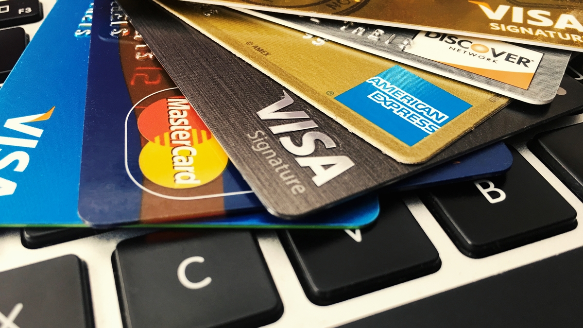 出國刷哪張卡最划算？10大最夯信用卡比一比，「第１名」最高10%現金回饋