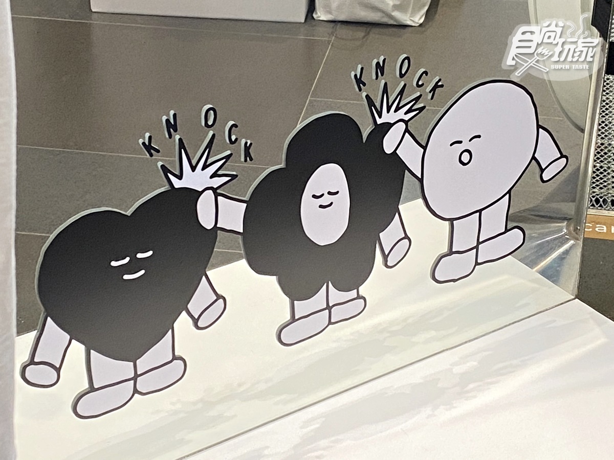韓國雜貨控要朝聖！最Q「黑白插畫快閃店」在台中，超巨大花花、獨家帆布袋