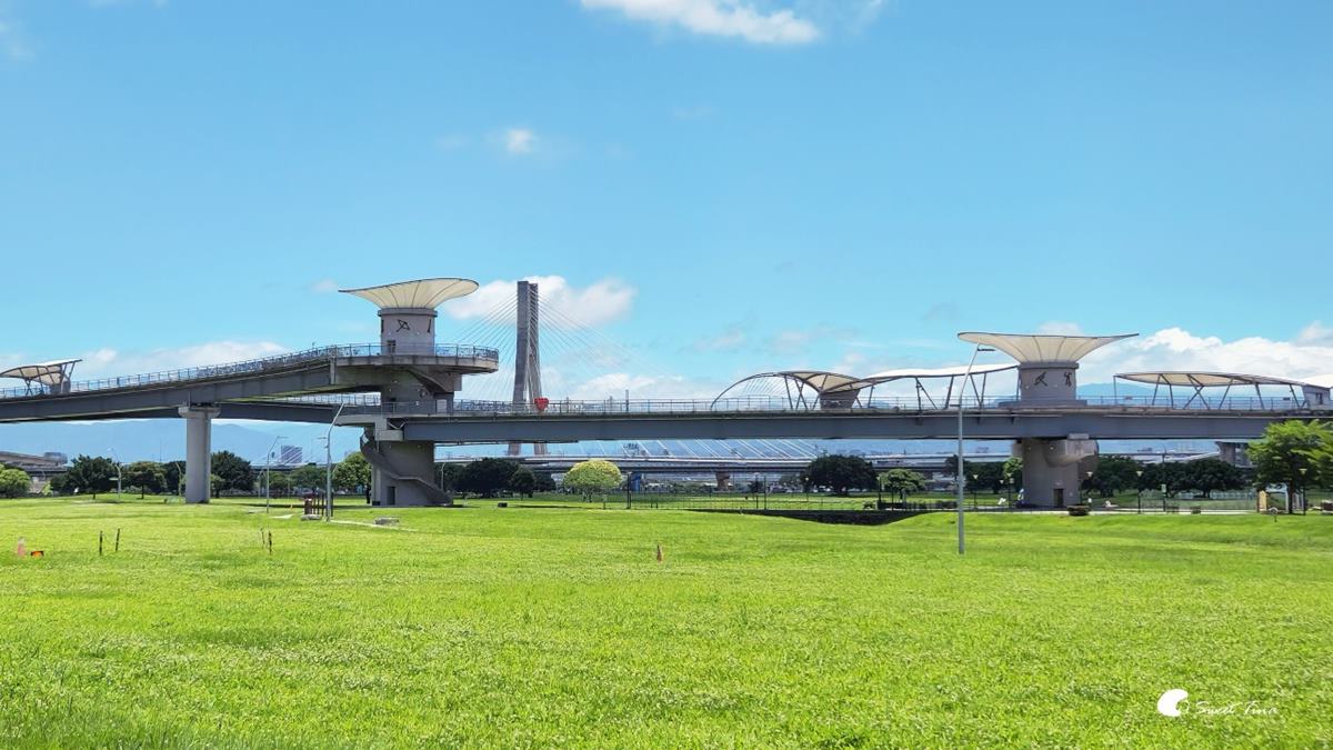 辰光橋是座具有設計感的自行車及人行陸橋。（圖片來源：Sweet Tina 樂在生活分享）