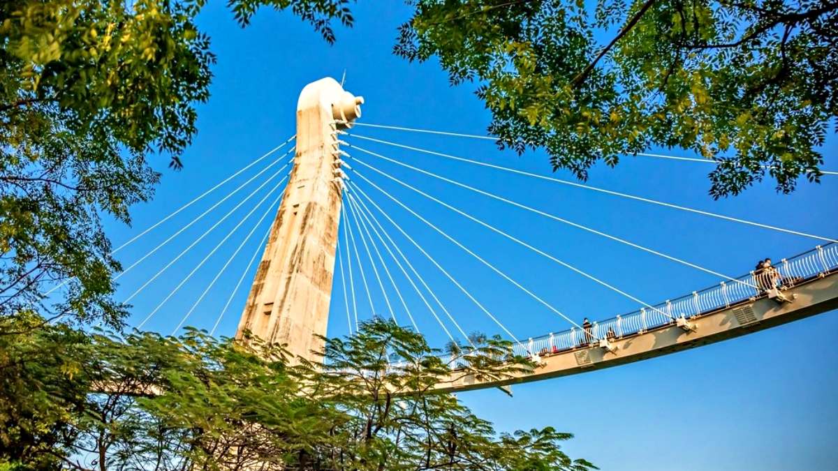 「崗山之眼」全長88公尺，以音樂為設計概念，採用鋼構斜張橋設計。（圖片來源：愛伯特吃喝玩樂全記錄）